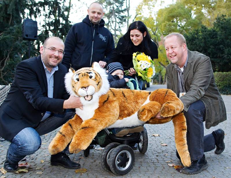 Ředitel Zoo Praha Miroslav Bobek a vedoucí odd. marketingu a PR Vít Kahle přivítali 1.300.000. návštěvníka, foto (c) Tomáš Adamec